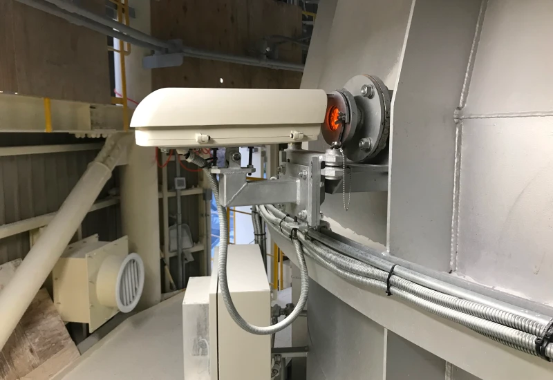 レベル監視 炉体覗窓はカメラによる遠隔監視（オペレーションの省力化・自動化）の写真